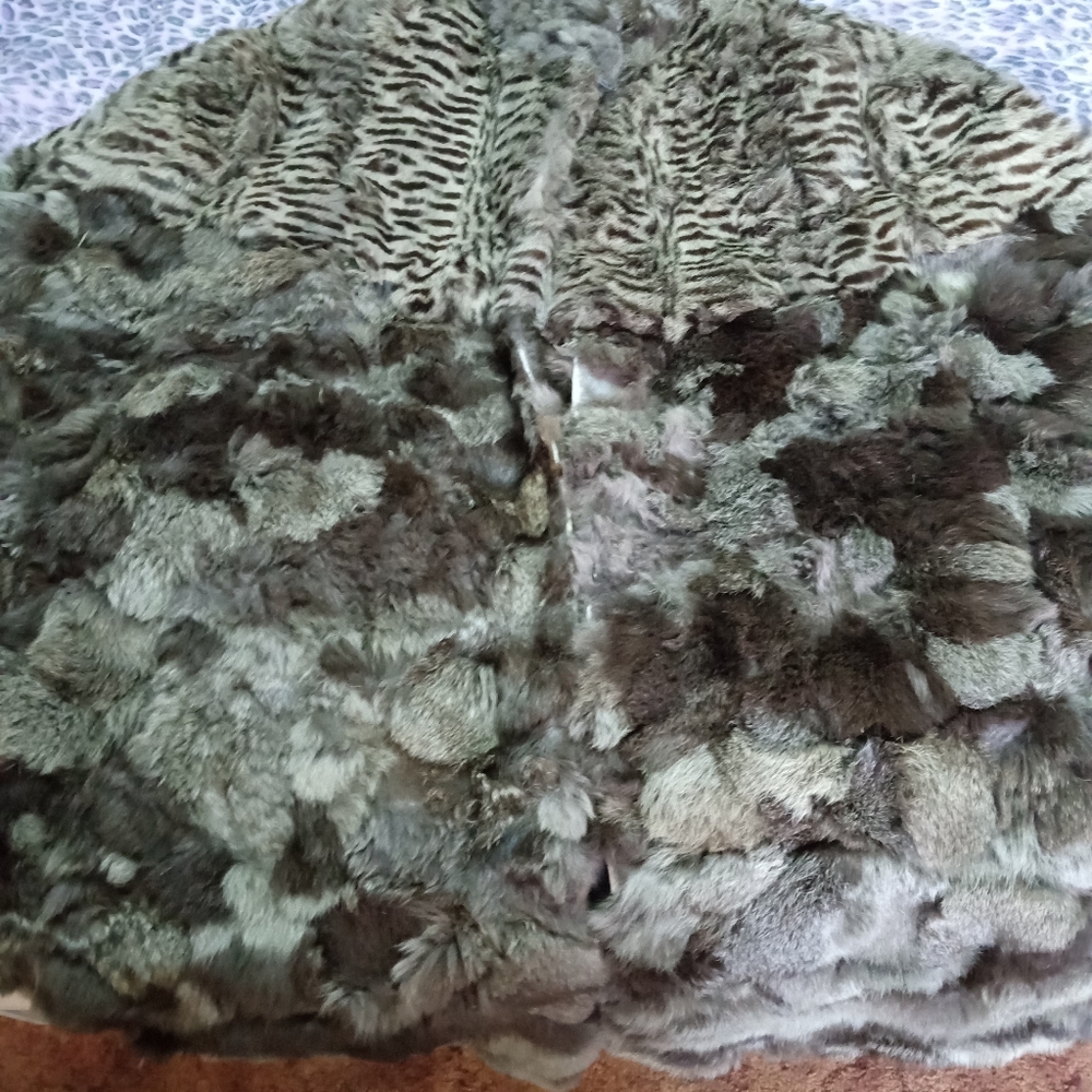 This is a Vintage real fur cape/drape. Very soft, in really good condition.